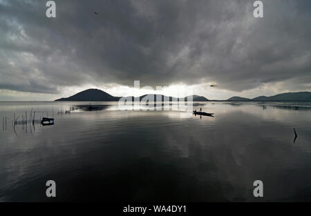 Monsun Wolken über Chilka See, Rambha, Odisha, Indien Stockfoto