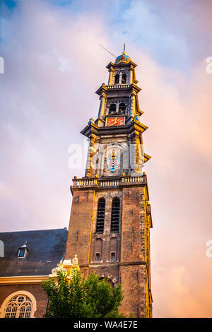 Detailansicht des Sehenswürdigkeit Westerkerk Kirche in Amsterdam bei Sonnenuntergang Stockfoto