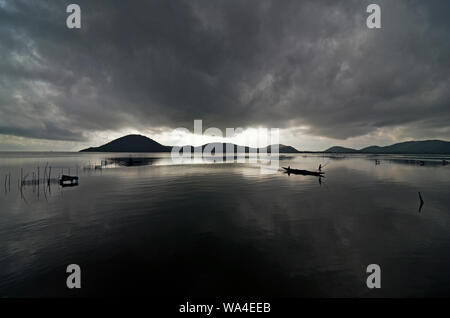 Monsun Wolken über Chilka See, Rambha, Odisha, Indien Stockfoto