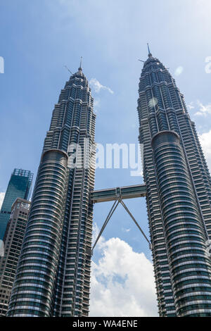 KUALA LUMPUR, Malaysia - 4. JANUAR 2019: Petronas Twin Towers (1998) mit Sky Bridge. Stockfoto
