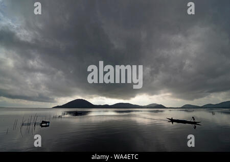 Monsun Wolken über Chilka See, Rambha, Odisha, Indien Stockfoto