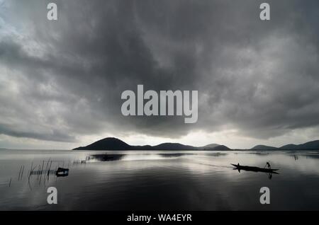 Monsun Wolken über Chilka See, Rambha, Odisha, Indien Stockfoto