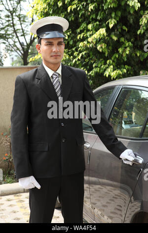 Chauffeur Autotür öffnen Stockfoto