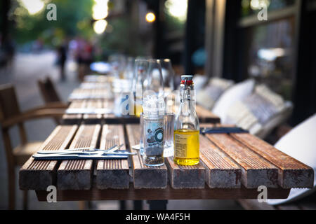 Cafe im Freien Tisch mit Gläsern und condimentsCafe outdoor Tisch mit Gläsern und Würzmittel Stockfoto