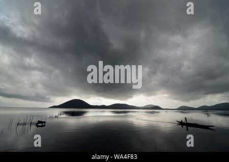 Monsun Wolken über Chilka See, Rambha, Odisha, Indien Stockfoto