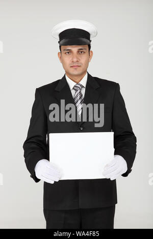 Chauffeur zeigt ein Plakat Stockfoto