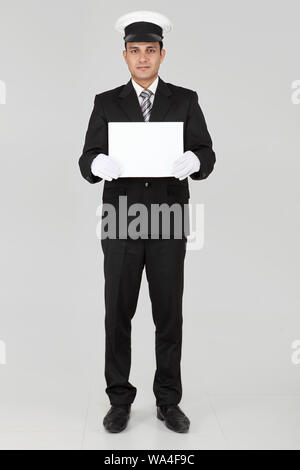 Chauffeur zeigt ein Plakat Stockfoto