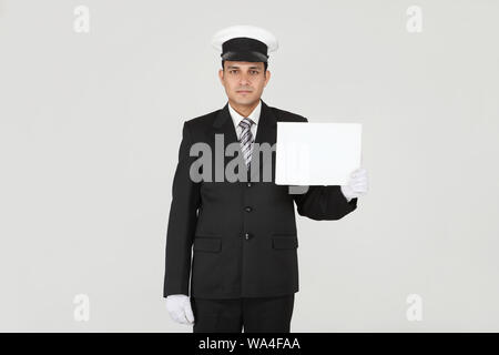 Chauffeur zeigt ein Plakat Stockfoto