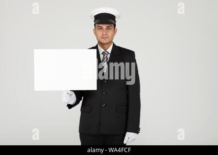 Chauffeur zeigt ein Plakat Stockfoto