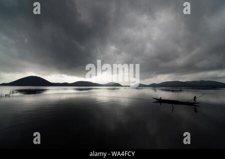 Monsun Wolken über Chilka See, Rambha, Odisha, Indien Stockfoto