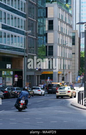 Frankfurt, Deutschland - Juli 06, 2019: Straßenverkehr mit einem Motorrad an Thurn und Taxis Platz im Stadtzentrum am Juli 06, 2019 in Frankfurt am Main. Stockfoto