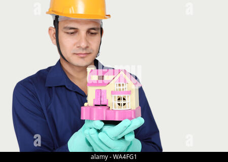 Klempner zeigt Modell von Traumhaus Stockfoto