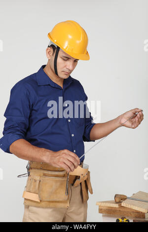 Tischler mit Maßband Stockfoto