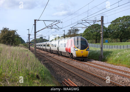 Virgin Trains Westküste Klasse 390 Pendolino Zug auf der West Coast Mainline Stockfoto