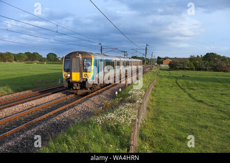 First Transpennine Express Klasse 350 elektrische Zug auf der West Coast Mainline in Lancshire mit einem Manchester Glasgow Zug Stockfoto