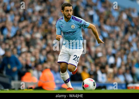 17. August 2019; Etihad Stadium, Manchester, Greater Manchester, England; Manchester City gegen Tottenham Hotspur; Bernardo Silva von Manchester City Breaks vorwärts mit dem Ball - Streng redaktionelle Verwendung. Keine Verwendung mit nicht autorisierten Audio-, Video-, Daten-, Spielpläne, Verein/liga Logos oder "live" Dienstleistungen. On-line-in-Match mit 120 Bildern beschränkt, kein Video-Emulation. Stockfoto