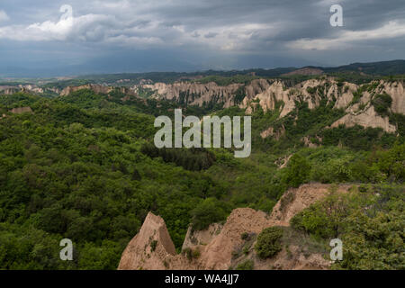 Rozhen Pyramiden - eine einzigartige Pyramide berge Felsen in Bulgarien, in der Nähe von Melnik. Stockfoto
