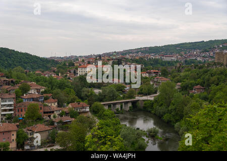 Panoramablick von Veliko Tarnovo Altstadt und Brücke über Fluss Yantra. Bulgarien Stockfoto