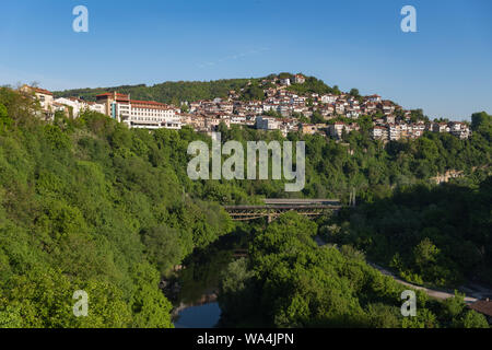 Panoramablick von Veliko Tarnovo Altstadt und Brücke über Fluss Yantra. Bulgarien Stockfoto