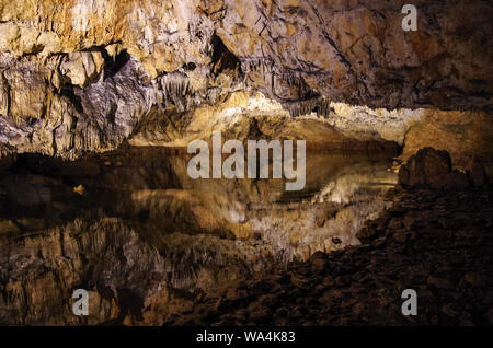 Reflexion in der unterirdischen See. Baradla-höhle in Aggtelek, Ungarn Stockfoto