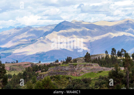 Puka Pukara archäologische Stätte in Distanz, ein Teil der Verteidigung von Cusco im Besonderen und der Inca Empire im Allgemeinen mit grünen Berglandschaft rund um Stockfoto