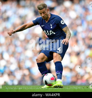 17. August 2019; Etihad Stadium, Manchester, Greater Manchester, England; Manchester City gegen Tottenham Hotspur; Toby Alderweireld von Tottenham Hotspur löscht die Kugel - Streng redaktionelle Verwendung. Keine Verwendung mit nicht autorisierten Audio-, Video-, Daten-, Spielpläne, Verein/liga Logos oder "live" Dienstleistungen. On-line-in-Match mit 120 Bildern beschränkt, kein Video-Emulation. Stockfoto