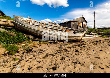 Alten, verlassenen Boot am Strand im Dorf Teriberka, Halbinsel Kola, Russland Stockfoto