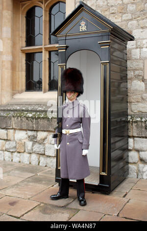 Queen's Guard die Bewachung der Tower von London im Winter Kostüm Stockfoto