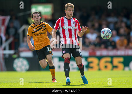 London, Großbritannien. 17 Aug, 2019. Mathias Jensen von Brentford während der efl Sky Bet Championship Match zwischen Brentford und Hull City bei Griffin Park, London, England am 17. August 2019. Foto von salvio Calabrese. Nur die redaktionelle Nutzung, eine Lizenz für die gewerbliche Nutzung erforderlich. Keine Verwendung in Wetten, Spiele oder einer einzelnen Verein/Liga/player Publikationen. Credit: UK Sport Pics Ltd/Alamy leben Nachrichten Stockfoto