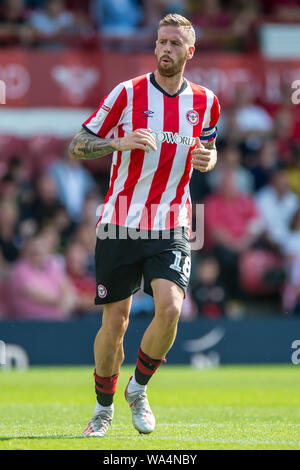 London, Großbritannien. 17 Aug, 2019. Pontus Jansson von Brentford während der efl Sky Bet Championship Match zwischen Brentford und Hull City bei Griffin Park, London, England am 17. August 2019. Foto von salvio Calabrese. Nur die redaktionelle Nutzung, eine Lizenz für die gewerbliche Nutzung erforderlich. Keine Verwendung in Wetten, Spiele oder einer einzelnen Verein/Liga/player Publikationen. Credit: UK Sport Pics Ltd/Alamy leben Nachrichten Stockfoto