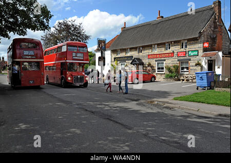 Warminster, Wiltshire, UK. 17. August 2019. Routemaster Busse fahren sich gegenseitig in der malerischen Wiltshire Dorf Tilshead. Über 30 Londoner Busse, meist klassische Routemasters, sammeln in Warminster eine Busverbindung in die 'Lost village" von imber auf Salisbury Plain laufen zu lassen. Das Dorf wurde im Zweiten Weltkrieg beschlagnahmt für die Ausbildung im Jahr 1943 und ist Teil der MOD Trainingsgelände geblieben, außer bei einem Tag der offenen Tür pro Jahr. G. S. Essex/Alamy leben Nachrichten Stockfoto