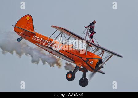 Eastbourne, Großbritannien. 17. Aug 2019. Die Aerosuperbatics wingwalkers der Masse heute unterhalten Am 3. Tag von Eastbournes jährliche Airshow. Eastbourne, East Sussex, UK. Credit: Ed Brown/Alamy leben Nachrichten Stockfoto