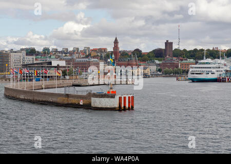 Helsingborg Hafen Eingang in Scania, Schweden. Blick auf die Stadt. Rathaus, Kärnen Tower, elektrisch angetriebenen FORSEA Fähre Tycho Brahe in der Koje. Stockfoto