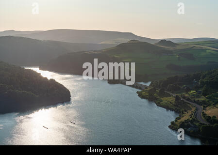 Ansicht des Ashopton Viadukt, Ladybower Reservoir und Crook Hill in The Derbyshire Peak District National Park, England, UK. Stockfoto