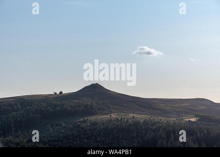 Bamford Kante Blick über Hügel zu gewinnen suchen mit blauer Himmel, flauschige Wolken, und lila Heidekraut im Peak District National Park, Großbritannien. Stockfoto