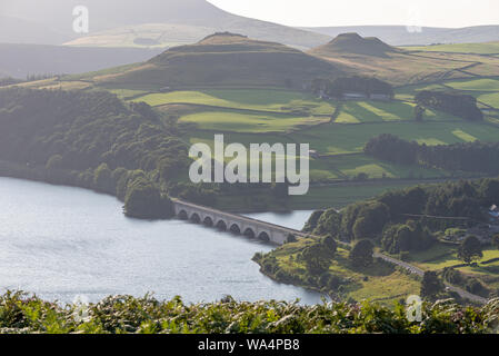 Ansicht des Ashopton Viadukt, Ladybower Reservoir und Crook Hill in The Derbyshire Peak District National Park, England, UK. Stockfoto