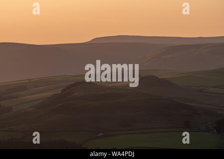 Bamford Kante Sonnenuntergang Blick auf Crook Hügel im Peak District National Park. Stockfoto