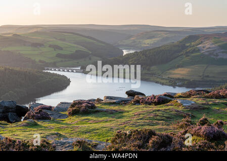 Ansicht des Ashopton Viadukt, Ladybower Reservoir und Crook Hill in The Derbyshire Peak District National Park, England, UK. Stockfoto