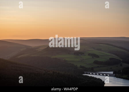 Ansicht des Ashopton Viadukt, Ladybower Reservoir und Crook Hill in The Derbyshire Peak District National Park, England, UK. Stockfoto