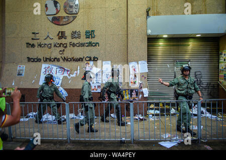 Hongkong, China. 17 Aug, 2019. Die Mitglieder der Hong Kong Polizei vorbei, der Sitz der Hong Kong die Föderation der Gewerkschaften nach einer Kundgebung. In Hongkong gab es massive Proteste für mehr als zwei Monate. Die Demonstrationen wurden durch eine Gesetzesvorlage der Regierung ausgelöst - jetzt in der Warteschleife - Verdacht auf Auslieferung von Verbrechern zu China. Credit: Gregor Fischer/dpa/Alamy leben Nachrichten Stockfoto