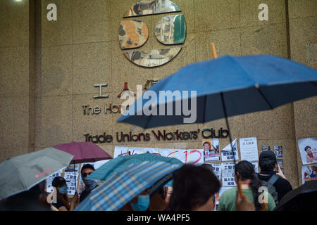 Hongkong, China. 17 Aug, 2019. Die Teilnehmer an einer Demonstration im Stadtteil Kowloon Hong Kong stand mit Sonnenschirmen vor dem Sitz der Hong Kong die Föderation der Gewerkschaften die Arbeiter Club. In Hongkong gab es massive Proteste für mehr als zwei Monate. Die Demonstrationen wurden durch eine Gesetzesvorlage der Regierung ausgelöst - jetzt in der Warteschleife - Verdacht auf Auslieferung von Verbrechern zu China. Credit: Gregor Fischer/dpa/Alamy leben Nachrichten Stockfoto