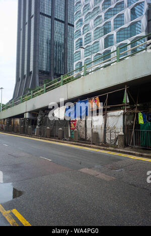 Hongkong, China. 17 Aug, 2019. Selbst gebauten Wohnungen aus Bambus und Decken sind unter einer Auffahrt auf eine Autobahn gebaut. Credit: Gregor Fischer/dpa/Alamy leben Nachrichten Stockfoto