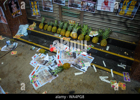 Hongkong, China. 17 Aug, 2019. Nach einer Demonstration, Ananas und Papiere liegen auf der Treppe zum Eingang der Zentrale des Hong Kong die Föderation der Gewerkschaften. In Hongkong gab es massive Proteste für mehr als zwei Monate. Die Demonstrationen wurden durch eine Gesetzesvorlage der Regierung ausgelöst - jetzt in der Warteschleife - Verdacht auf Auslieferung von Verbrechern zu China. Credit: Gregor Fischer/dpa/Alamy leben Nachrichten Stockfoto