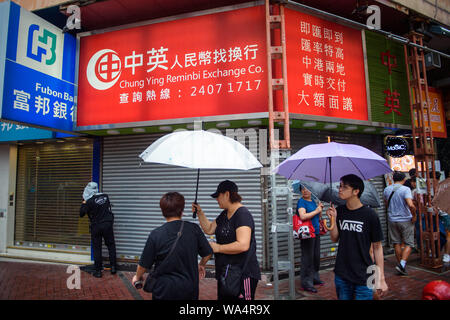Hongkong, China. 17 Aug, 2019. Die Teilnehmer an einer Demonstration vorbei geschlossene Geschäfte in Hong Kong Kowloon. In Hongkong gab es massive Proteste für mehr als zwei Monate. Die Demonstrationen wurden durch eine Gesetzesvorlage der Regierung ausgelöst - jetzt in der Warteschleife - Verdacht auf Auslieferung von Verbrechern zu China. Credit: Gregor Fischer/dpa/Alamy leben Nachrichten Stockfoto