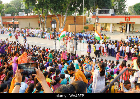 August 15,2018, wagha Grenze, Amritsar, Indien. Indische Zuschauer jubeln und feiern Indische Independance Day Event von Border Security Force durchgeführt Stockfoto