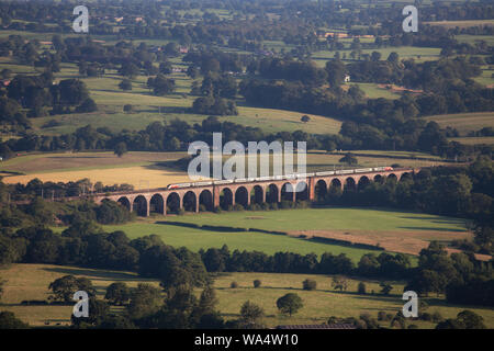 Virgin Trains Pendolino Bahnübergang Norden Ritt Viadukt, nördlich von Congleton, in die Landschaft von Cheshire Stockfoto