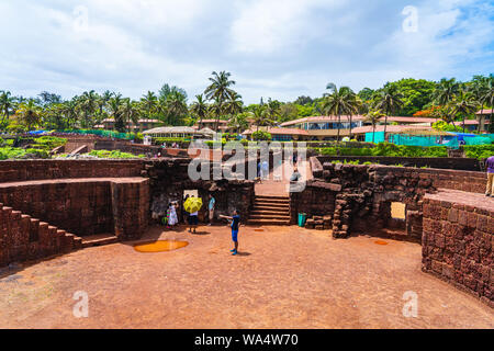 Besucher am Sinquerim Fort gesehen Stockfoto