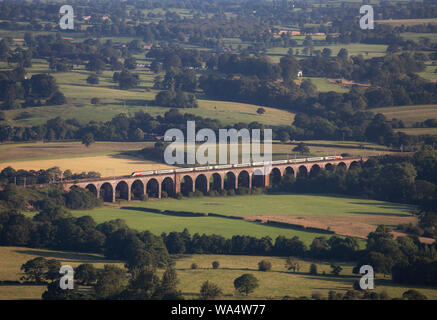 Virgin Trains Pendolino Bahnübergang Norden Ritt Viadukt, nördlich von Congleton, in die Landschaft von Cheshire Stockfoto