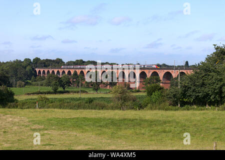 Virgin Trains Class 390 Pendolino Bahnübergang Twemlow Viadukt, Sandbach, Cheshire auf der West Coast Mainline Stockfoto