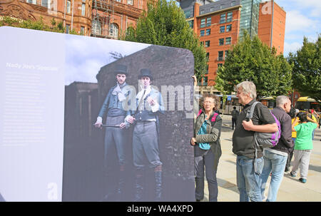 Manchester, Großbritannien. 17 August, 2019. Ein Wochenende der Veranstaltungen statt dem peterloo Massaker, zu gedenken, wenn am 16. August 1819 eine Masse von 60.000 auf der Treffpunkt im St Peters Feld ging, als Regierungstruppen in die Menge berechnet, das Töten von 18 Männer, Frauen und Kinder und hunderte wurden verletzt. 200 Jahre später und der Stadt erinnert. Öffentliche Veranstaltungen statt, mit dem peterloo Wandteppich auf Show und ein soapbox Kiste in für Leute zu haben, die ihre Vorschläge für den Neustart Demokratie. Manchester Central, St Peters, Manchester, UK. UK. Quelle: Barbara Koch/Alamy leben Nachrichten Stockfoto